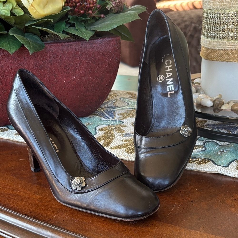 Chanel Black Leather Heels Rounded Toe w/ Floral Metal Logo Accent Made in Italy